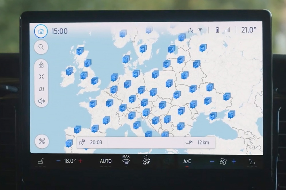 Egy Ford jármű digitális kijelzőjén látható BlueOval töltőállomások térképe Európa-szerte.