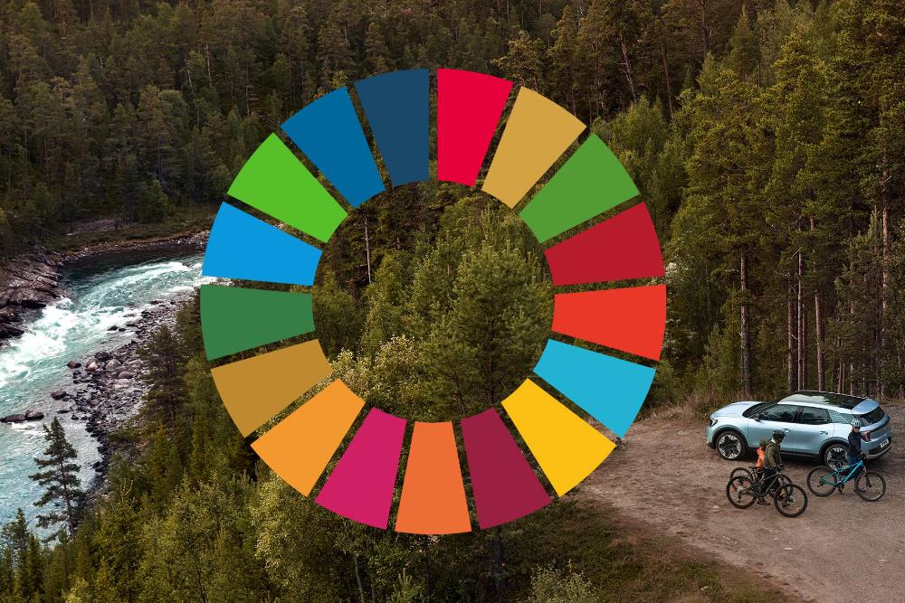 Gyönyörű természeti környezetben parkoló Ford Explorer, melyre az ENSZ fenntartható fejlődési céljainak logója van ráhelyezve.