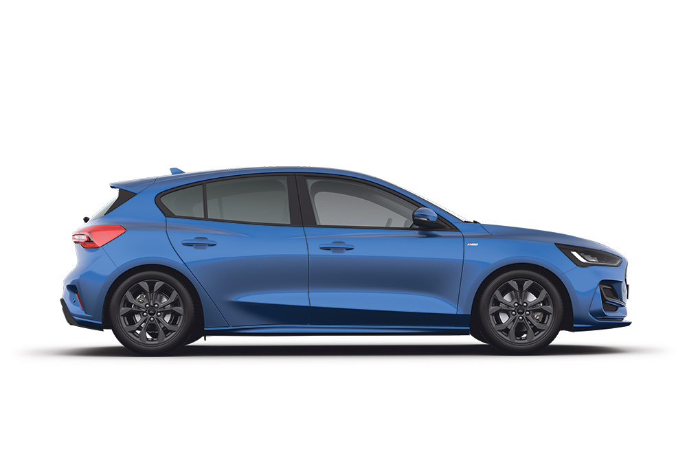 Kék Ford Kuga hibrid autó.