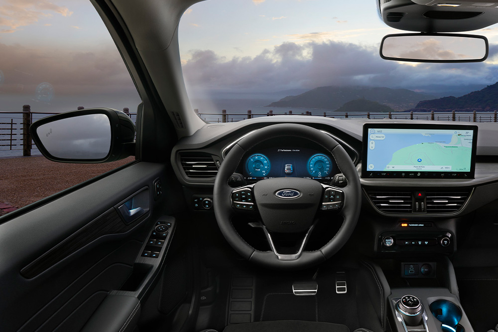Ford plug-in hibrid autóhoz EV otthoni töltőkábelt csatlakoztató személy.