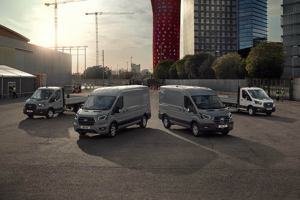 A Ford elektromos és plug-in hibrid furgonválasztékát látjuk egy parkolóházon kívül.