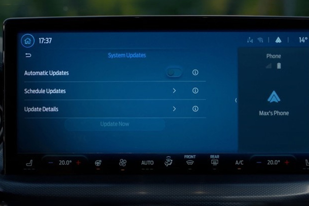 Ford infotainment képernyő, amely rendszerfrissítési beállításokat és egy csatlakoztatott „Max telefonja” nevű telefont mutat.