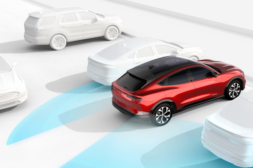 A Ford Holttérfigyelő Rendszer és Keresztirányú Forgalomra Figyelmeztető Rendszer sematikus magyarázata.