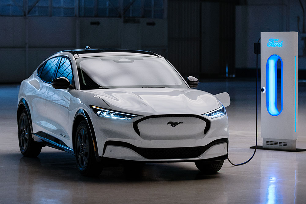 Töltés alatt lévő Ford Mustang Mach-E.