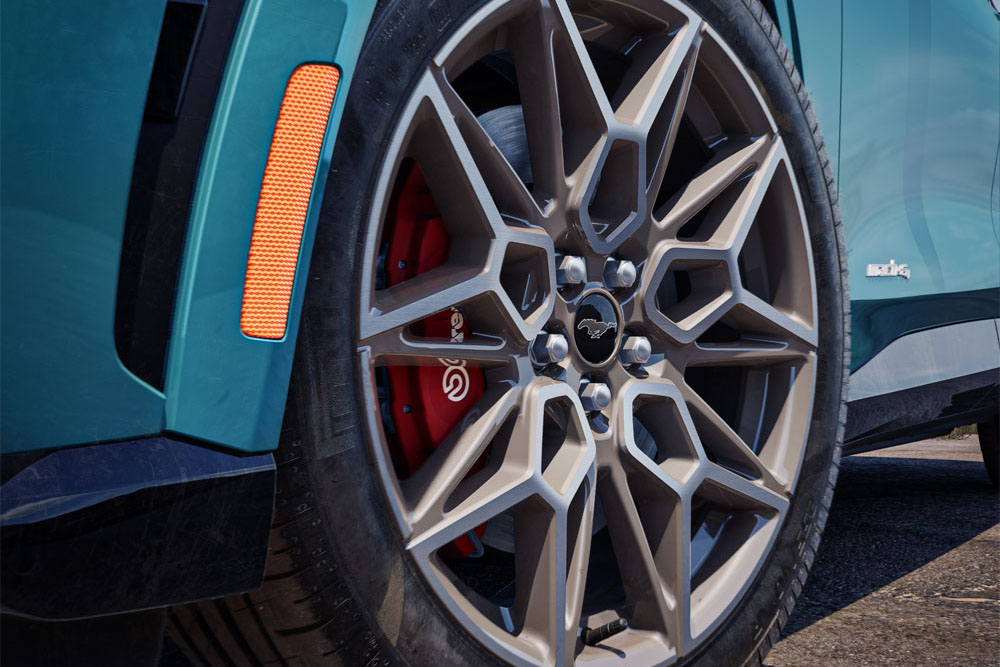 Közelképen a Ford Mustang Mach-E 20"-os Carbonised Grey  könnyűfém keréktárcsái.