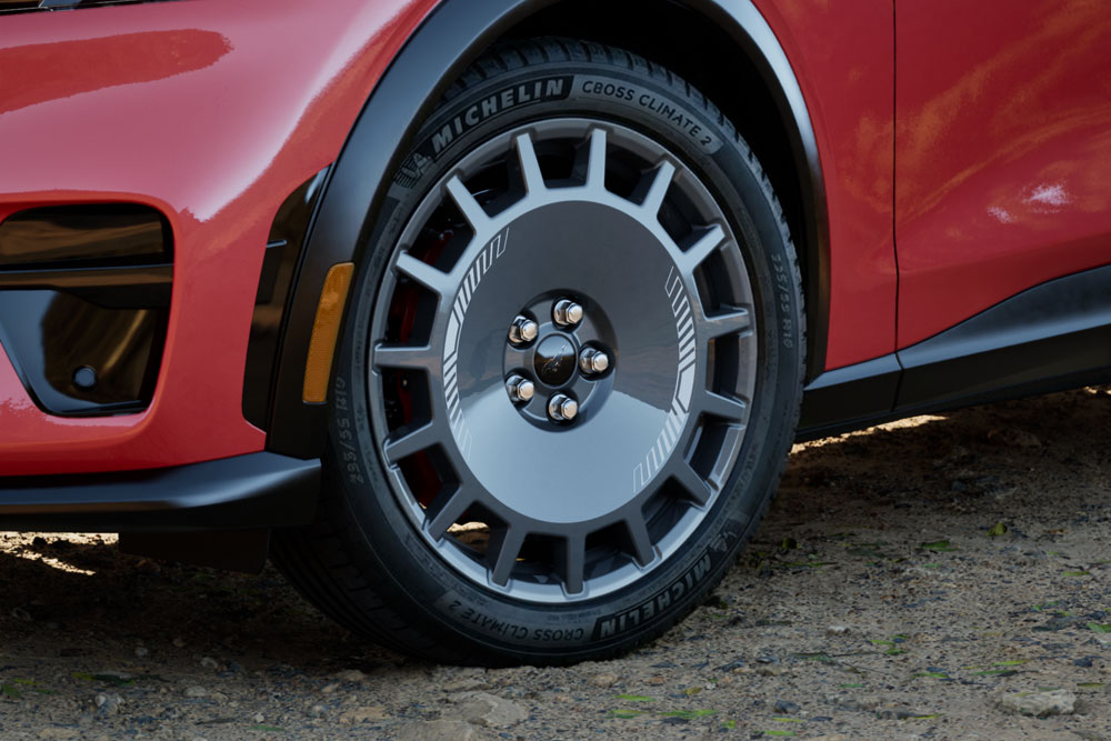 Közelkép egy Race Red színű Mustang Mach-E GT Rally kerekéről.