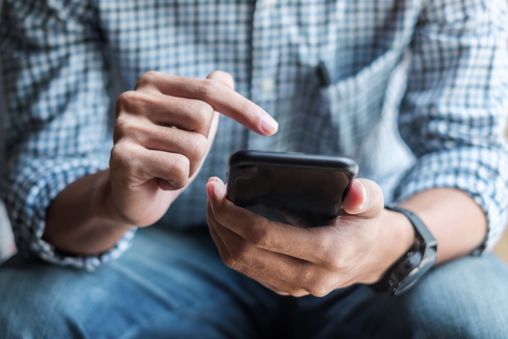 Férfi távolról zárja az autót telefonnal