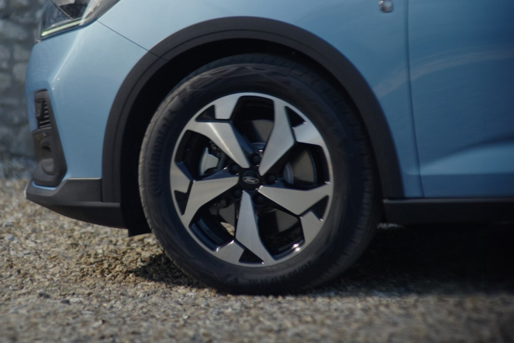 Ford Tourneo Connect első kereke közelről