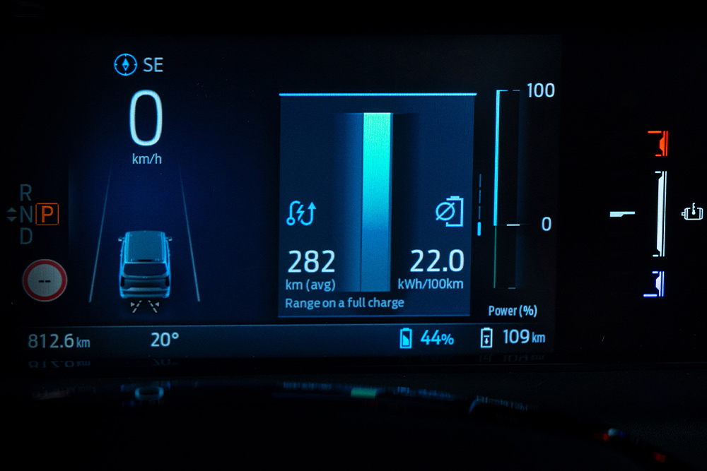 A Ford Tourneo Custom digitális műszerfala a sebességre, a teljesítményre és a hatótávra vonatkozó információkat jelenít meg.