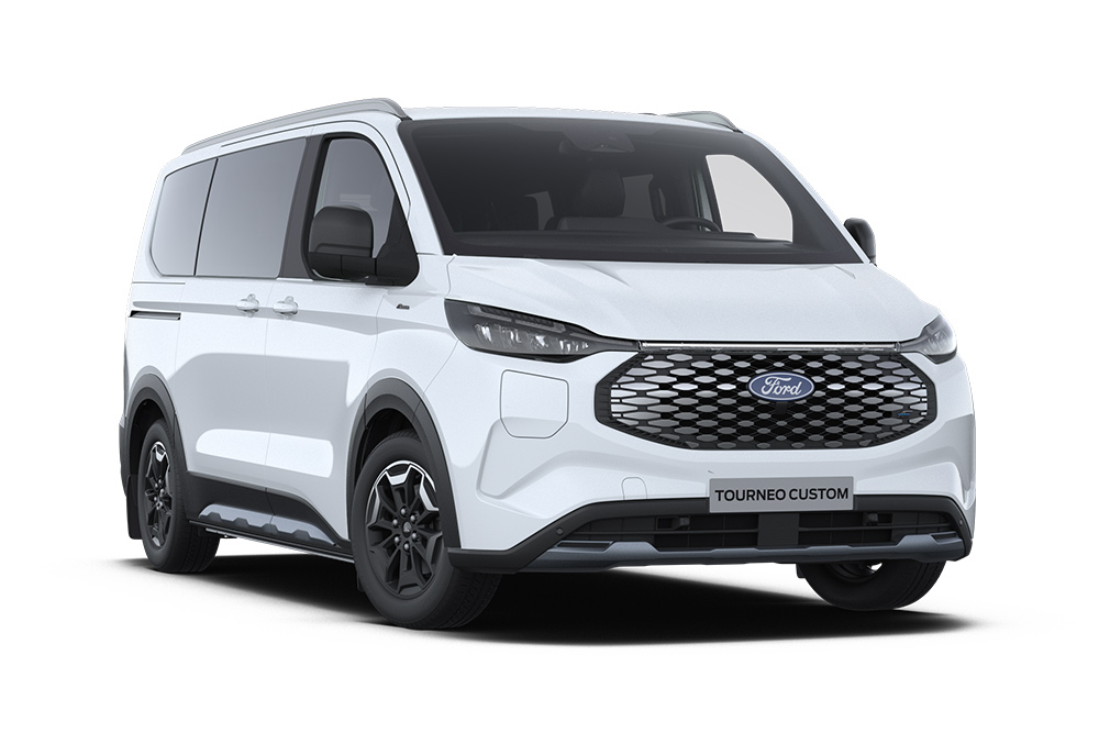 Egy fehér Ford E-Tourneo Custom Active bal első nézetből.