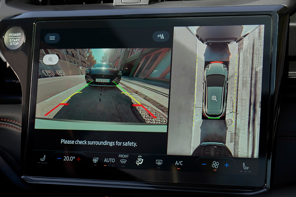 Közelkép az új, elektromos Ford Puma Gen-E® parkolástámogató funkcióit bemutató 360°-os kameráról.