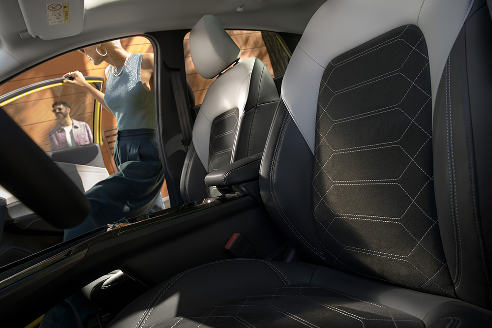 Közelkép az elektromos Ford Puma Gen-E® fekete és szürke színű, ergonomikus üléseiről.