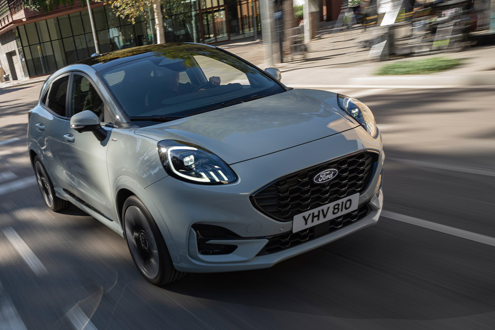 Ford Puma halad az úton Adaptív sebességtartó automatika használatával.