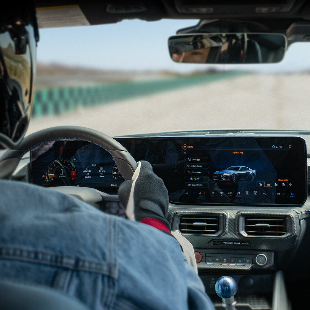Ford Mustang utastere, a SYNC érintőképernyőn megjelenő pályaadatokkal