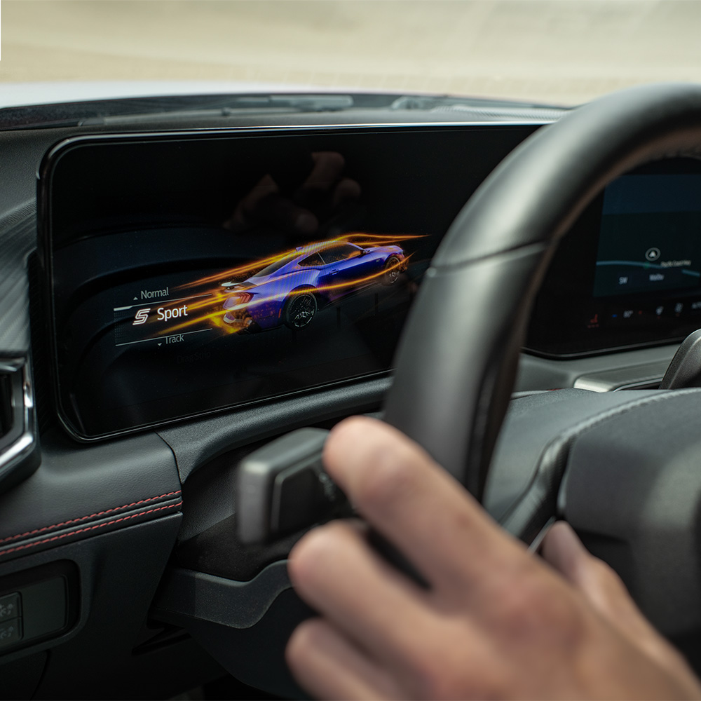 A sport üzemmód ikonja látható egy Ford Mustang digitális műszerfalán