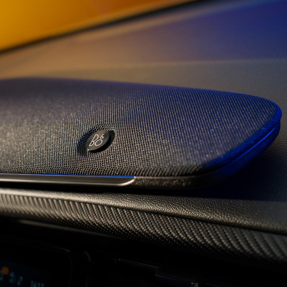 Közelképen látjuk a Ford Capri Bang & Olufsen hangrendszerét.