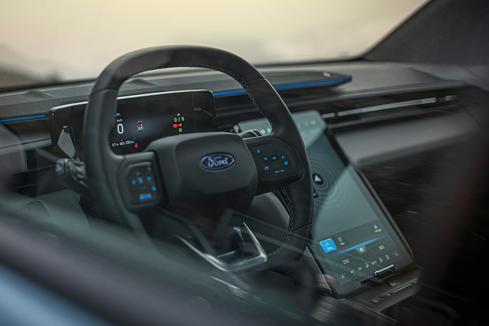 Közelkép az elektromos Ford Explorer fűthető kormánykerekéről.