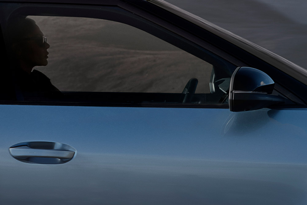 Közelkép egy kék Ford Explorer® ajtajáról.