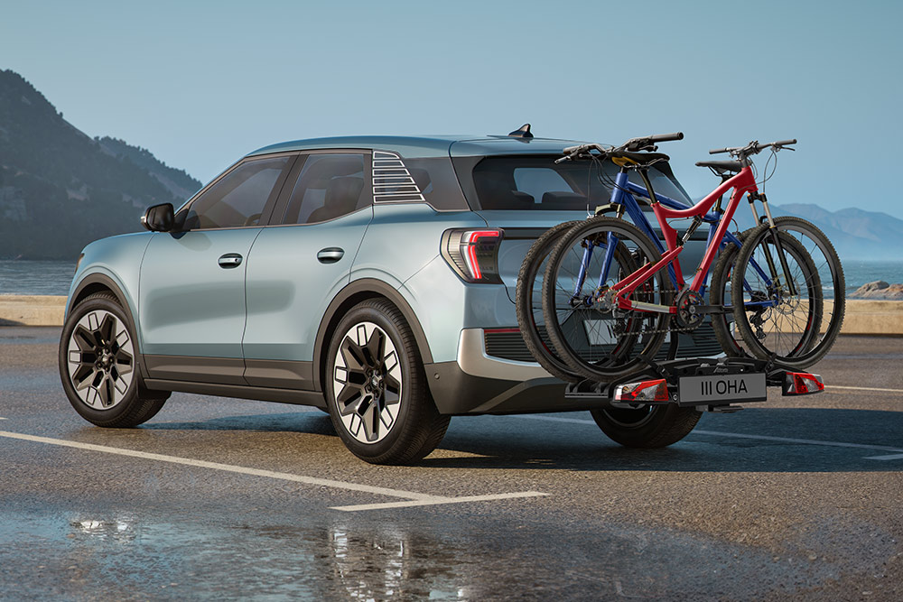 Kék Ford elektromos Explorer tetőre szerelhető kerékpártartóval