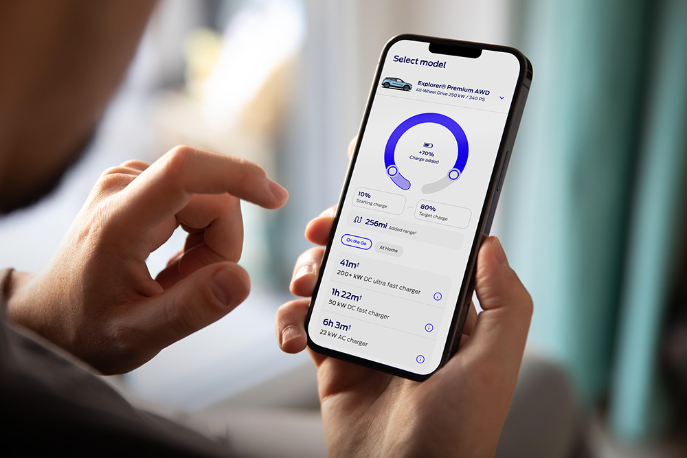 Egy személy a Ford Elektromos alapismeretek weboldal eszközét használja mobiltelefonján.