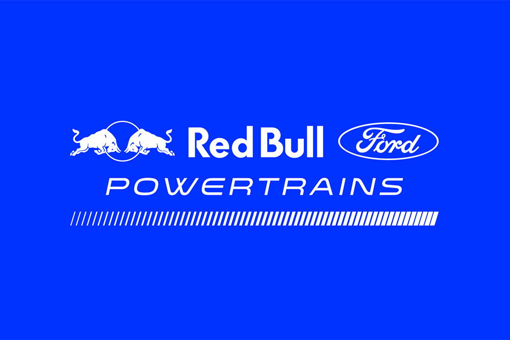 A Forma–1 Red Bull Ford Powertrains logója kék háttérrel