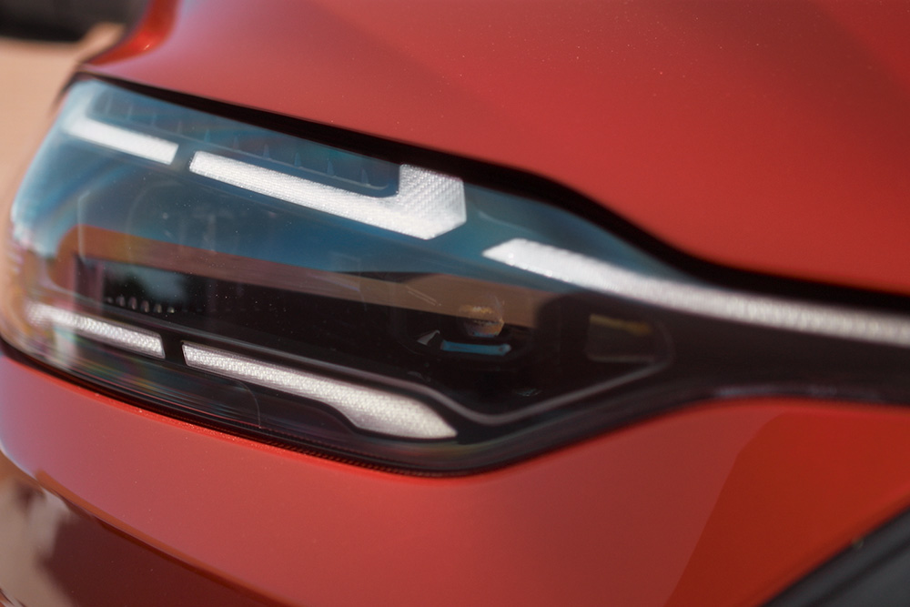 Közeli kép a Ford Tourneo Custom LED fényszórójáról.