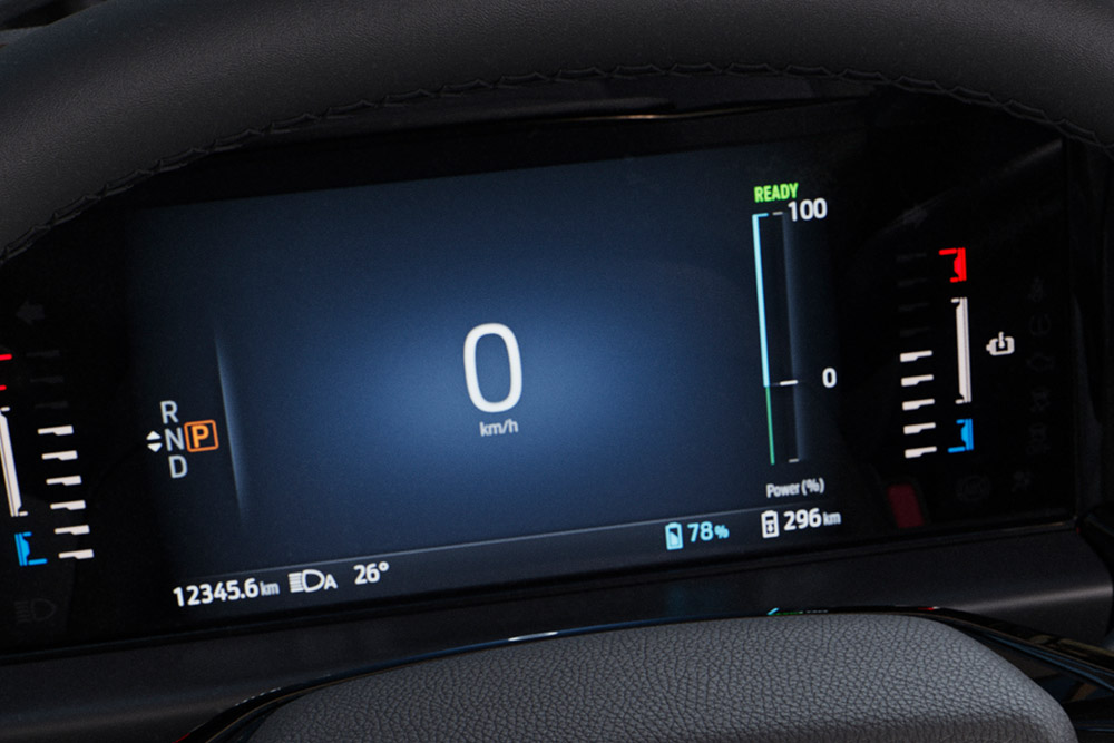 A Ford Tourneo Custom digitális műszerfala a sebességre, a teljesítményre és a hatótávra vonatkozó információkat jelenít meg.