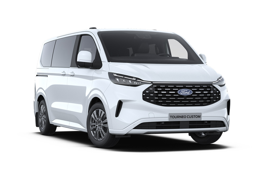 Egy fehér Ford Tourneo Custom Titanium bal első nézetből.