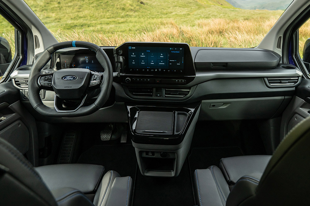 A Ford Tourneo Custom MS-RT belső műszerfala, központi konzolja és kormánykereke.