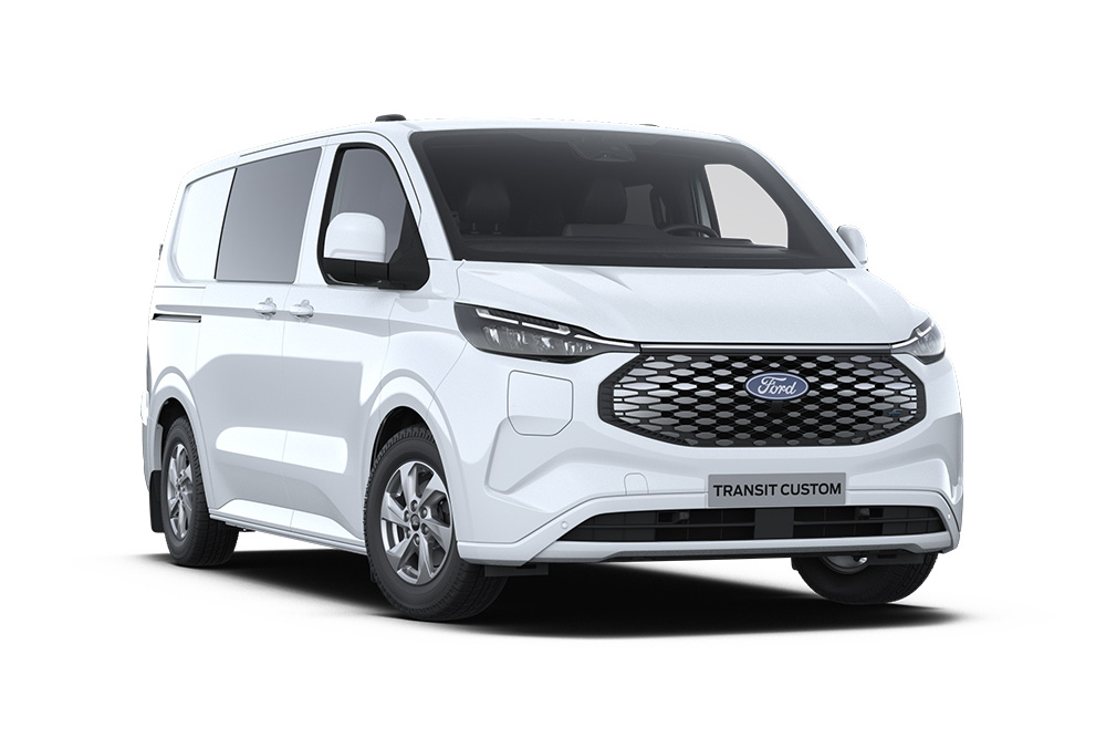 Egy fehér Ford E-Transit Custom elektromos dupla kabinos áruszállító, ferdén elölnézetből.