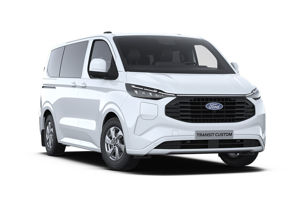 Egy fehér Ford E-Transit Custom Kombi elektromos áruszállító, ferdén elölnézetből.