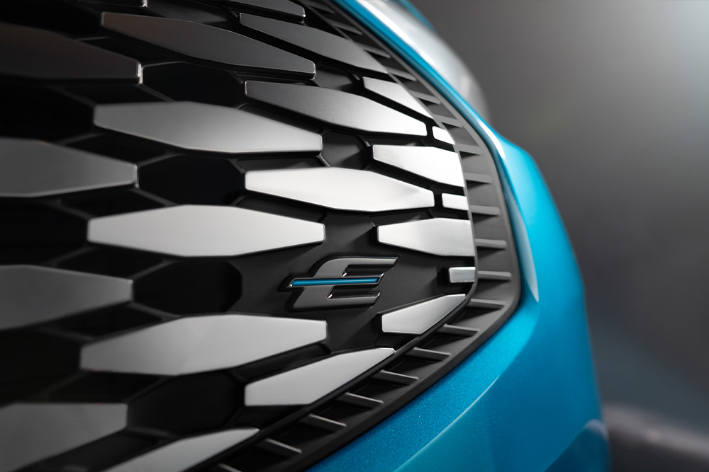 Közelkép egy Ford E-Transit Custom hűtőrácsáról.