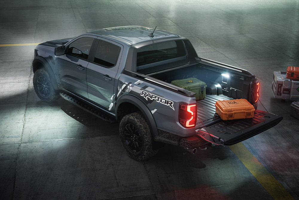 Hátulnézetből látjuk a Ford Ranger Raptort, a jármű hátsó zónavilágítását bemutatva.