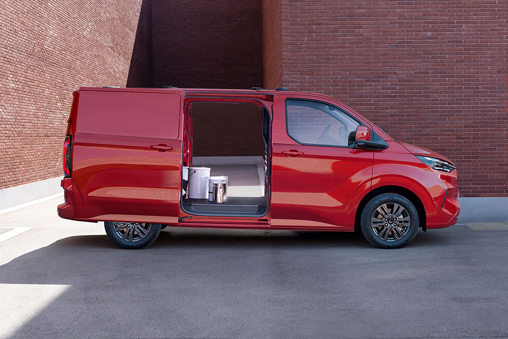 Egy piros Ford Transit Custom nyitott ajtókkal, belső terét mutatva.