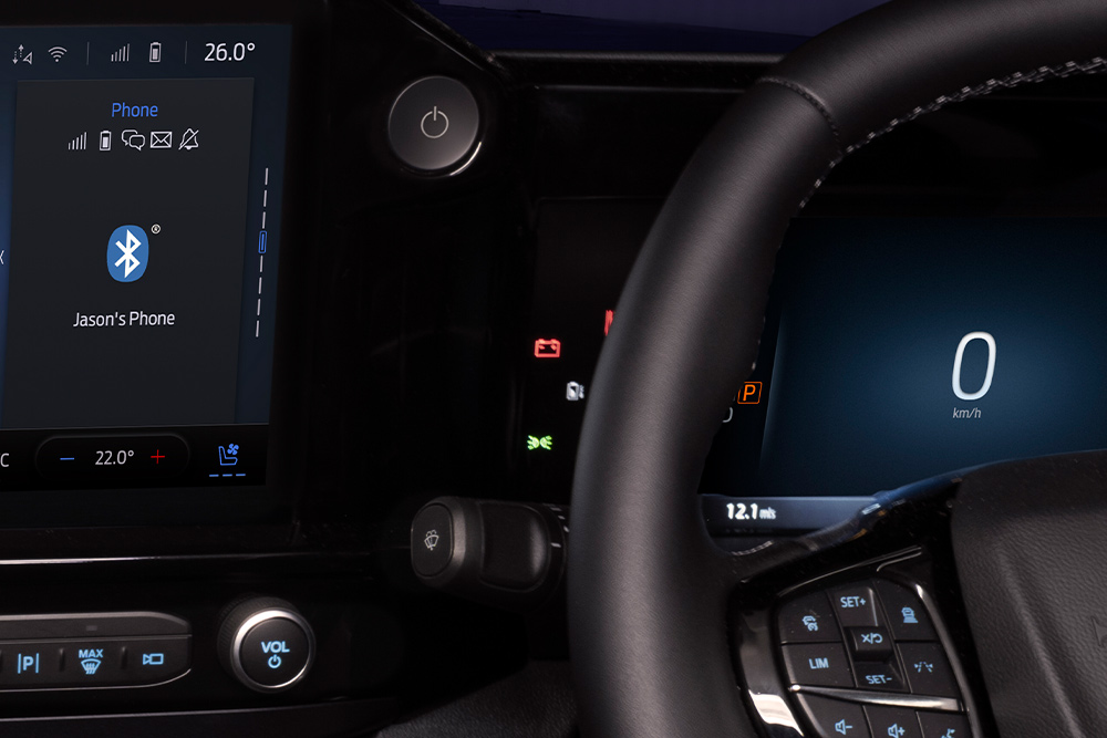 Közelkép egy Ford E-Transit Custom elektromos áruszállító start gombjáról.