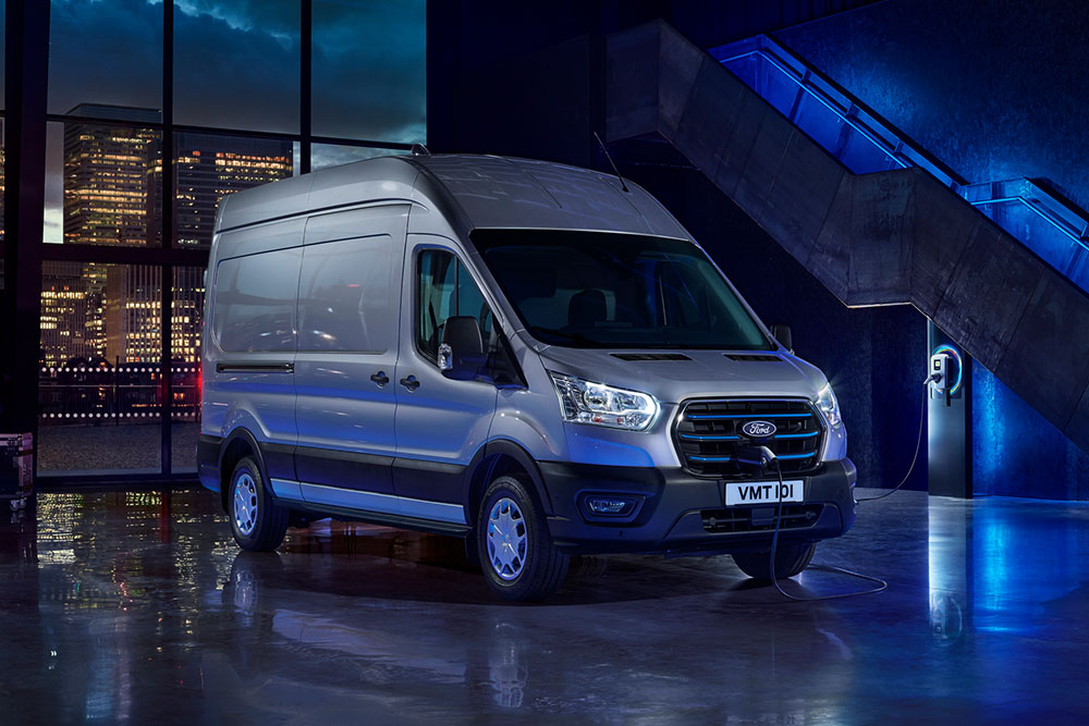 Egy Ford E-Transit Van egy töltőpont mellett parkol.
