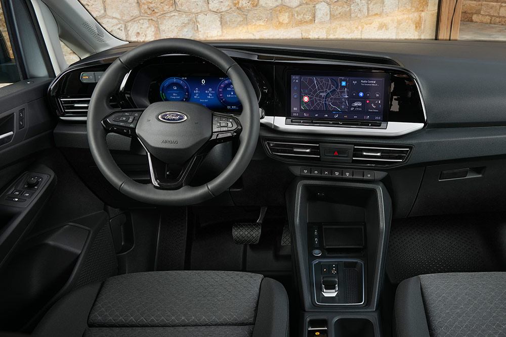 A Ford Transit Connect utasterében a műszerfalat, a kormánykereket, a digitális műszerfalat és a 10 "-os érintőképernyőt látjuk.