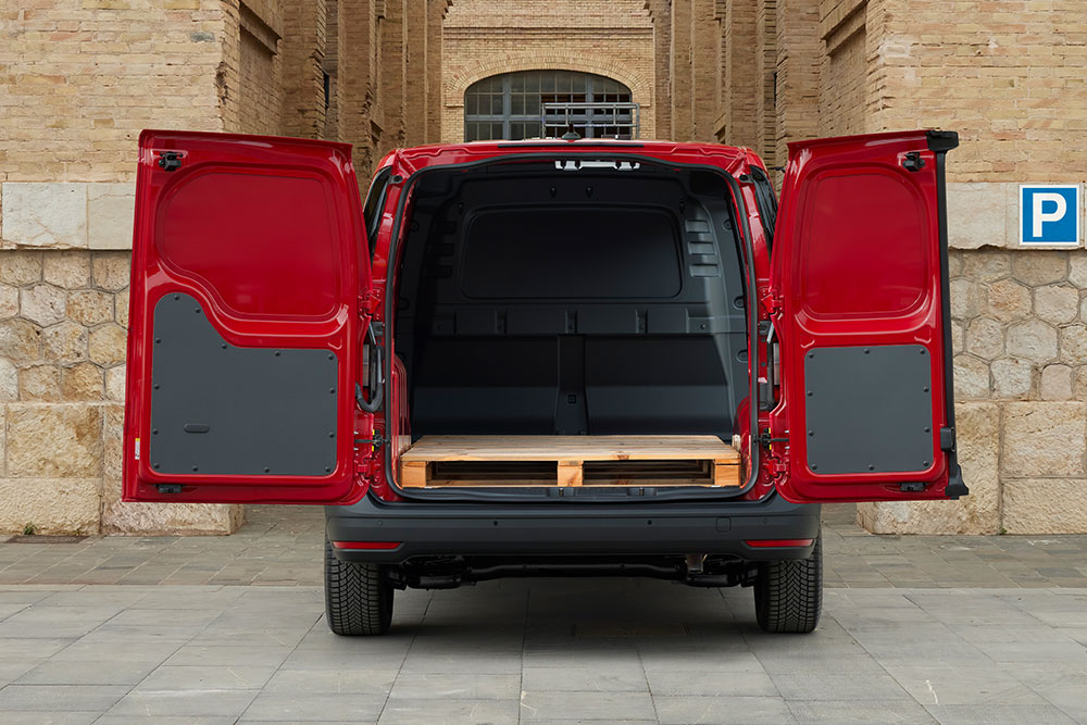Hátulnézetből látjuk a Ford Transit Connect modellt. Hátsó ajtói nyitva vannak, a raktere tele építőanyaggal.