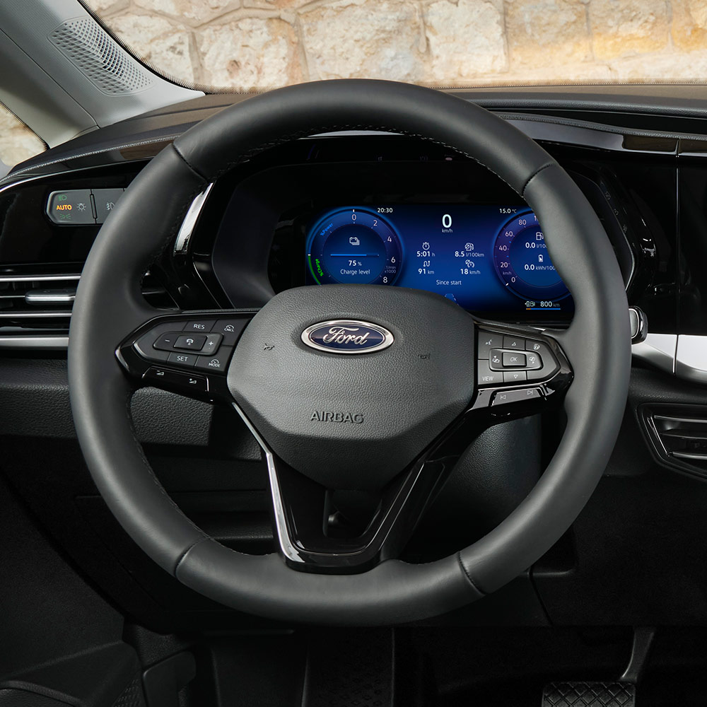 A Ford Transit Connect utasterében a kormánykereket és a 10"-os digitális műszerfalat látjuk közelről.