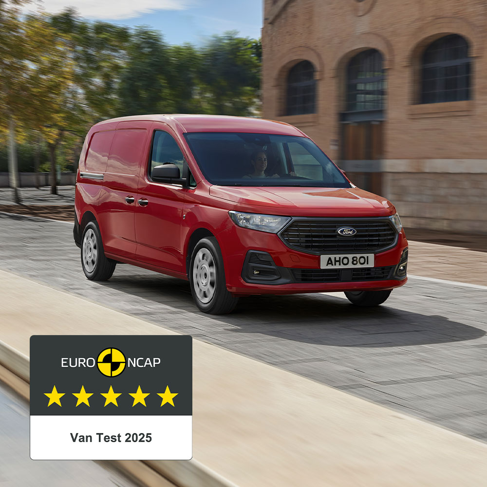 Ford Transit Connect Trend Lava Red színben, melynek első hűtőrácsát és automatikus fényszóróit látjuk közelről.