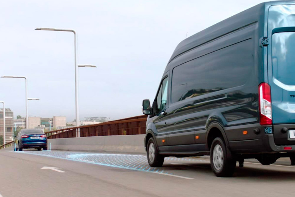 Kék Ford Transit Van kék vonalakkal az úton, amelyek a CoPilot360 használatát szemléltetik.
