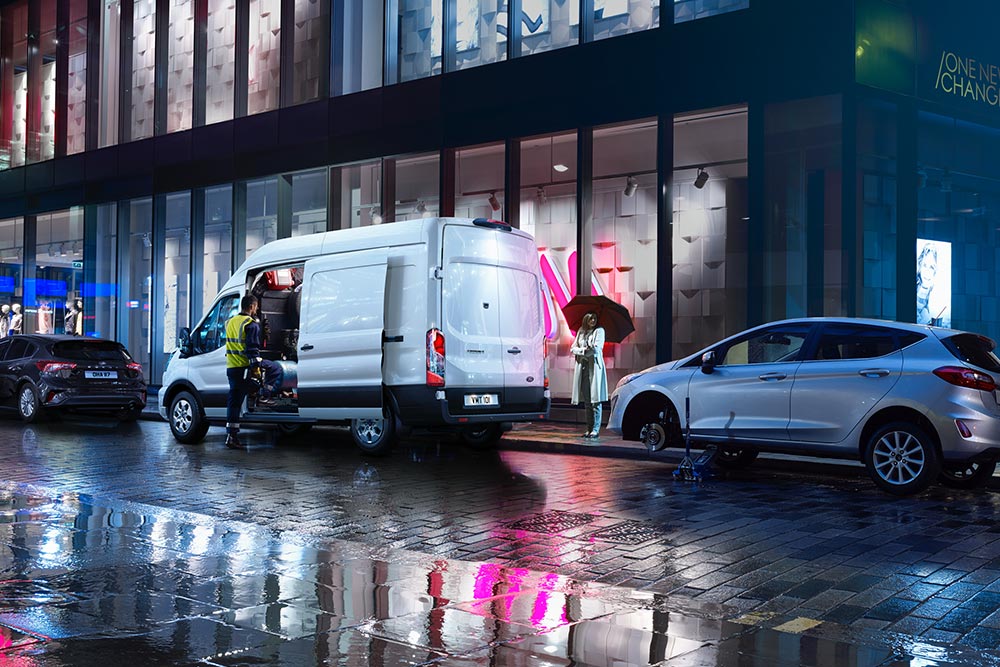 Egy Ford Transit mentőjármű parkol éjszaka a városban.