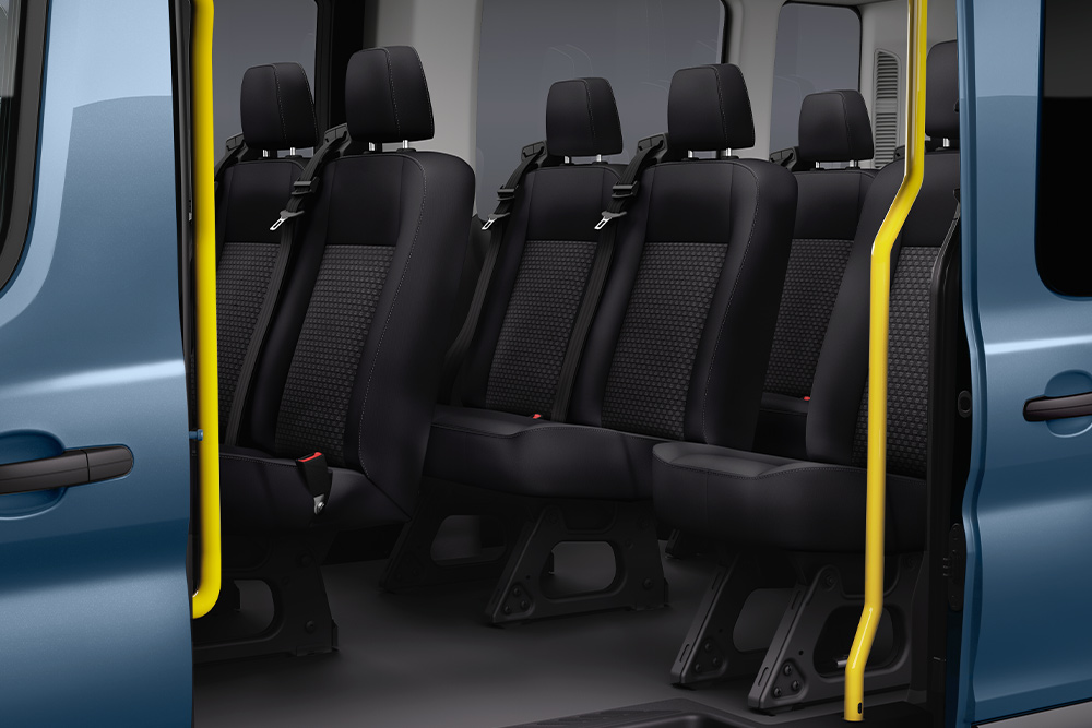 Egy Ford Transit Kombi utasüléseinek nézete az oldalsó tolóajtón keresztül.
