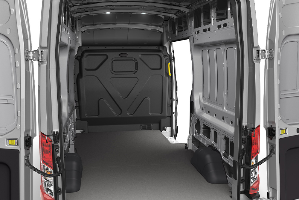 Egy Ford Transit Van üres rakterének belső nézete.