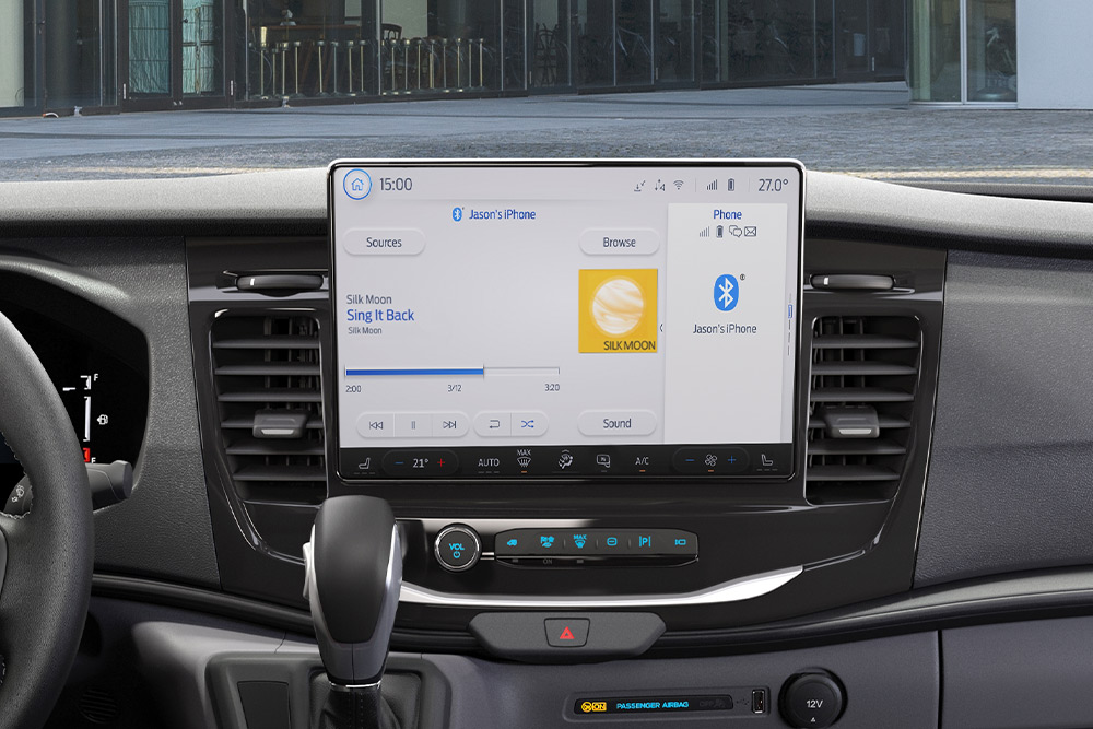 Egy Ford Transit Kombi műszerfala a 8-os SYNC® 3 érintőképernyővel.