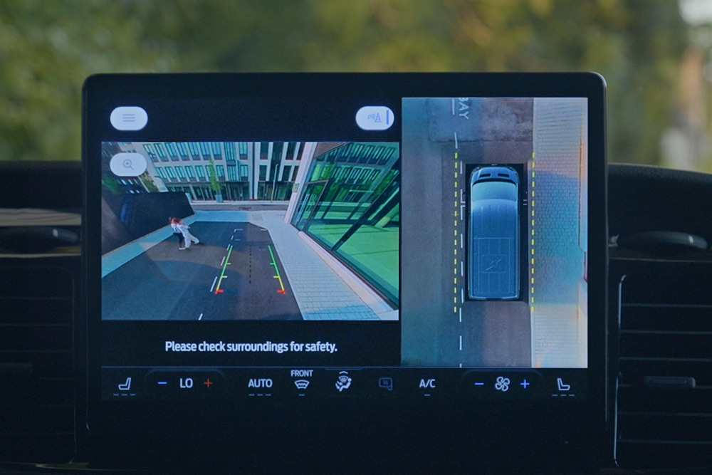 A SYNC 4 képernyőn a 360°-os kamera képe látható.