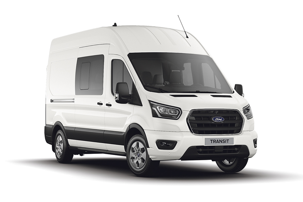 Fehér Ford Transit Kombi áruszállító.