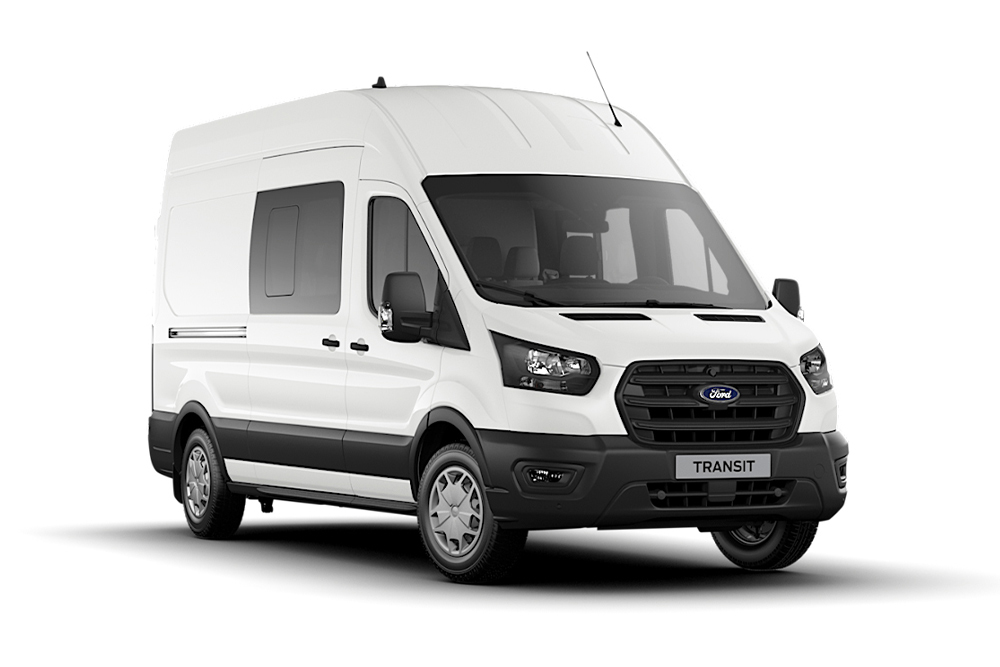 Fehér Ford Transit duplakabinos áruszállító.