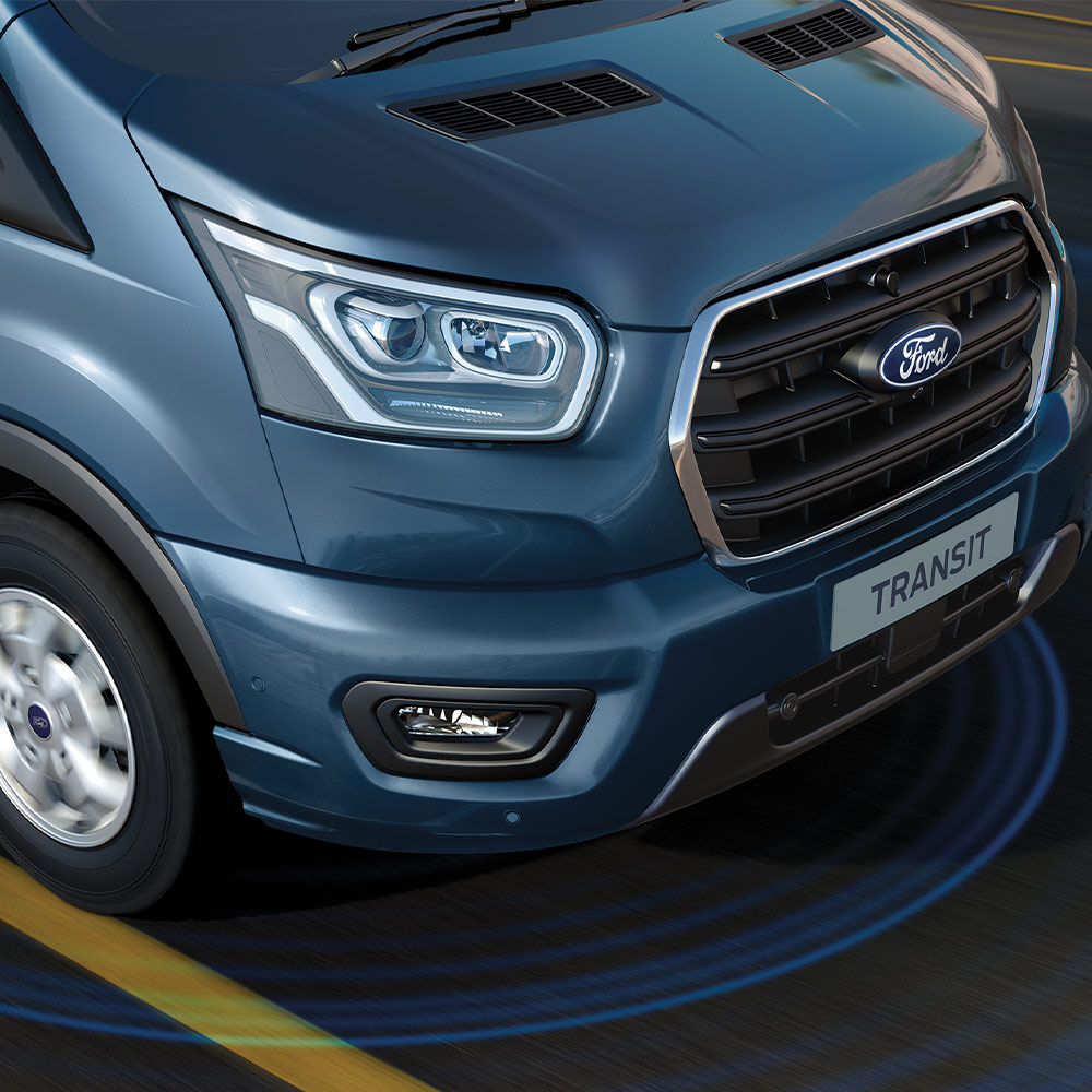 Egy kék Ford Transit Van kék vonalakkal ábrázolva az úton a fejlett vezetéstámogató rendszerek működését szemlélteti.