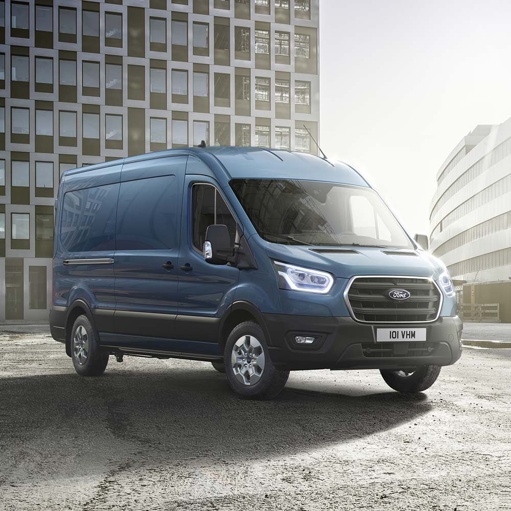 Egy kék Ford Transit Van, elölnézetből.